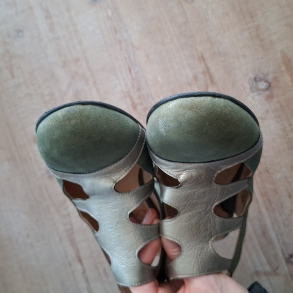 Fly London Green & Gold Heeled Leather Shoes with Cage Detail (EU 40/US 9.5) - Picture 5 of 8